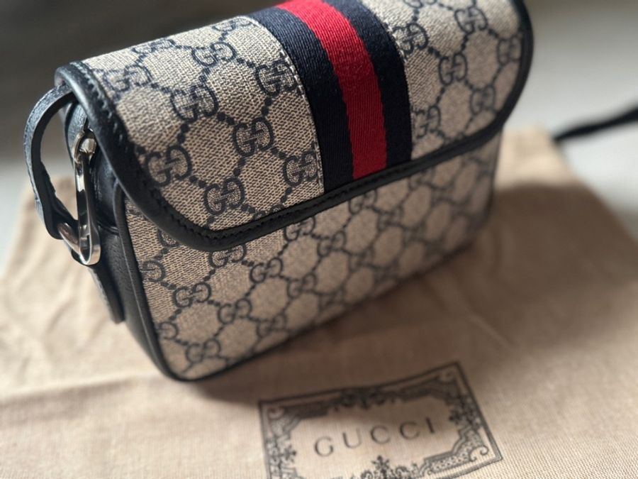 GUCCI 經典OPHIDIA系列GG Supreme帆布掀蓋斜背包(迷你-米/深藍色)-9