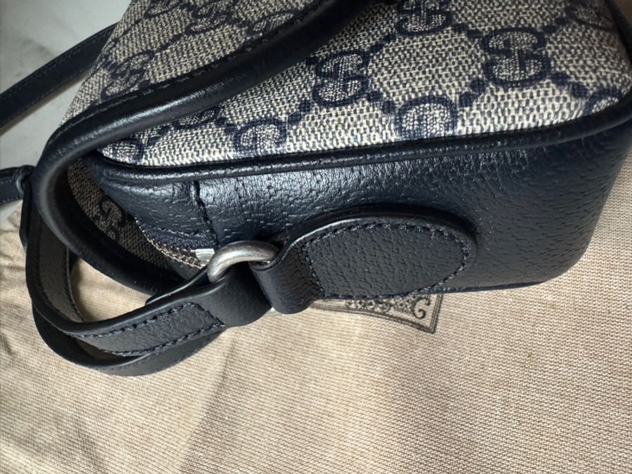 GUCCI 經典OPHIDIA系列GG Supreme帆布掀蓋斜背包(迷你-米/深藍色)-17