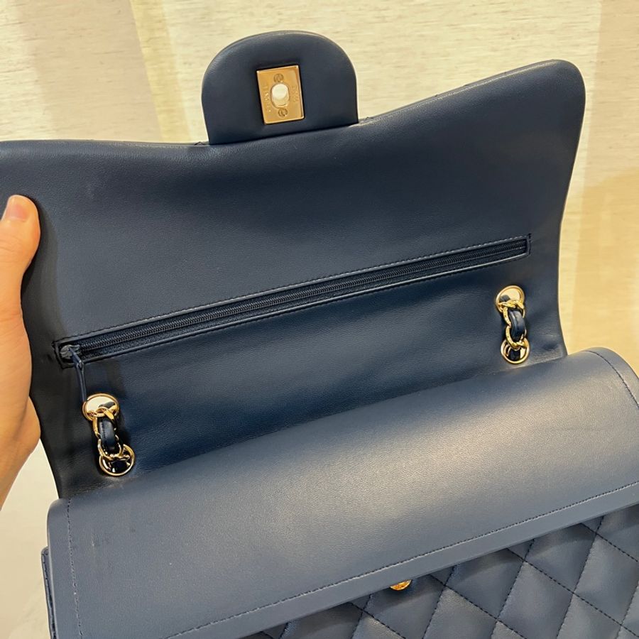 Chanel 藍羊皮金釦Jumbo Coco-11