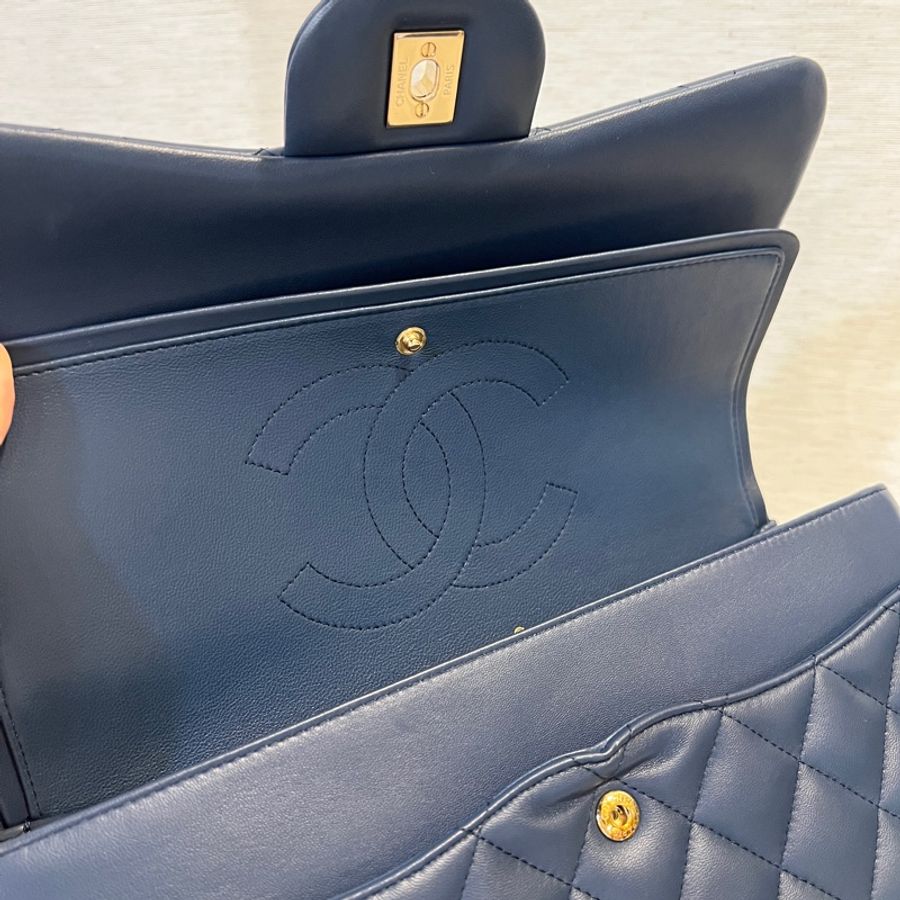 Chanel 藍羊皮金釦Jumbo Coco-14