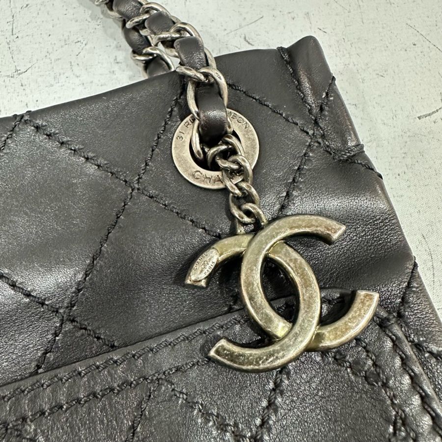 Chanel 黑色牛皮雙c吊飾銀鏈斜背包 肩背包-1