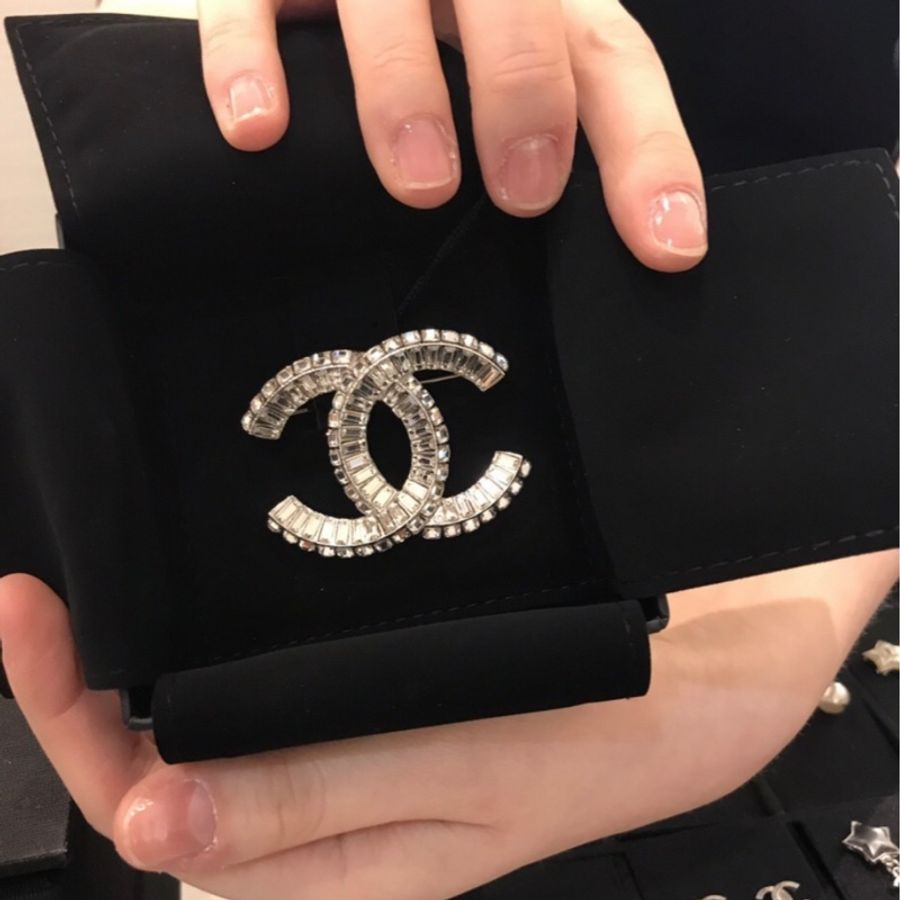 CHANEL香奈兒 CC 經典雙C時尚休閒 合金胸針 銀色 男女都可-1