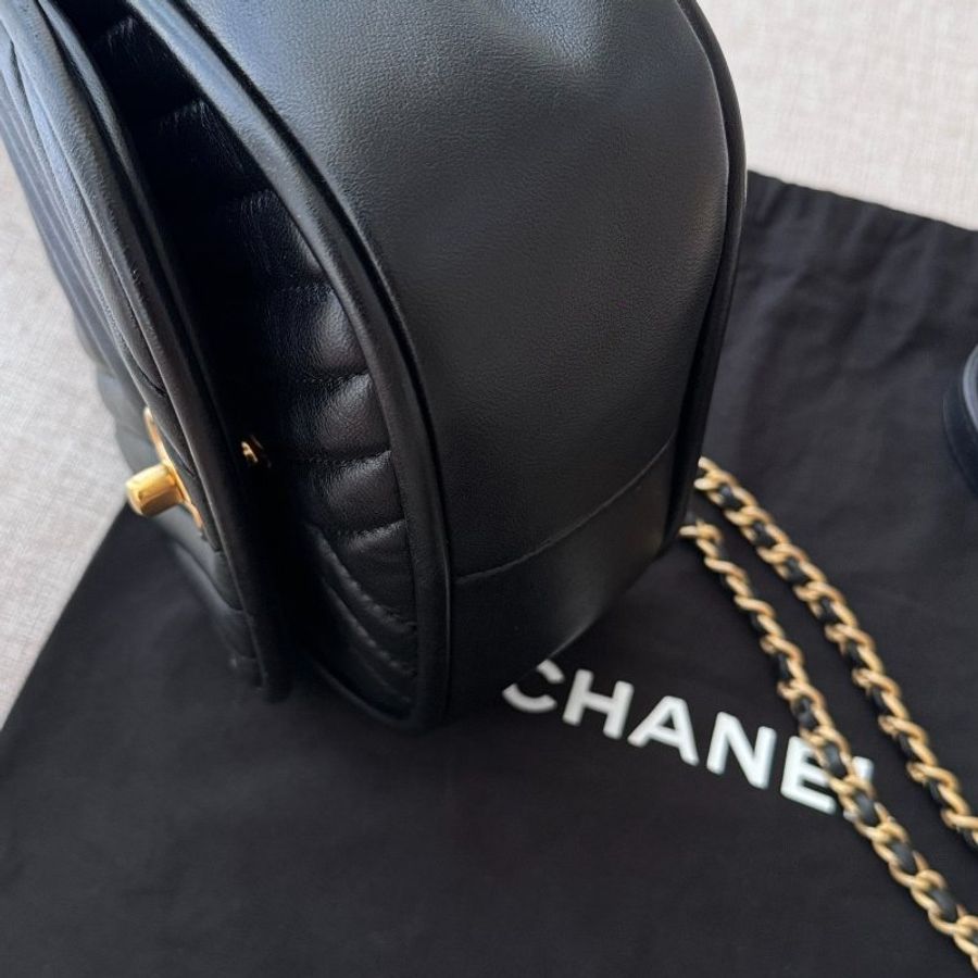Chanel 17A handle V紋小郵差手提斜背包 98新配件塵袋保卡-1