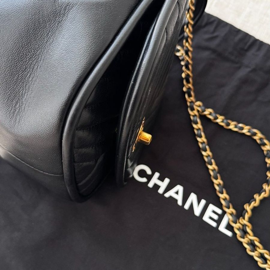 Chanel 17A handle V紋小郵差手提斜背包 98新配件塵袋保卡-2