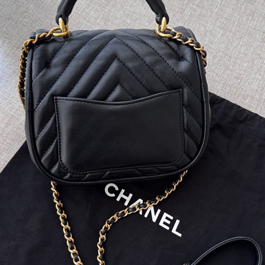 Chanel 17A handle V紋小郵差手提斜背包 98新配件塵袋保卡-6