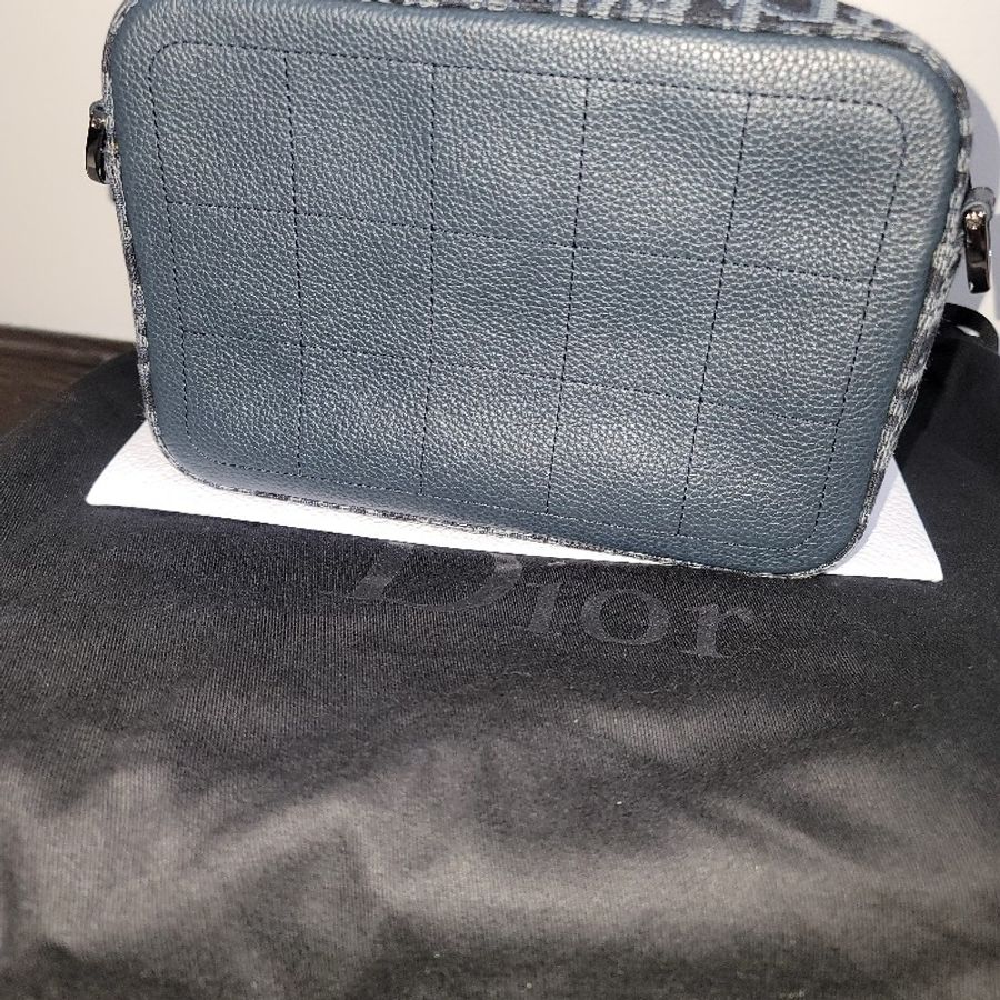DIOR 藍色刺繡花紋輕巧斜背包-1