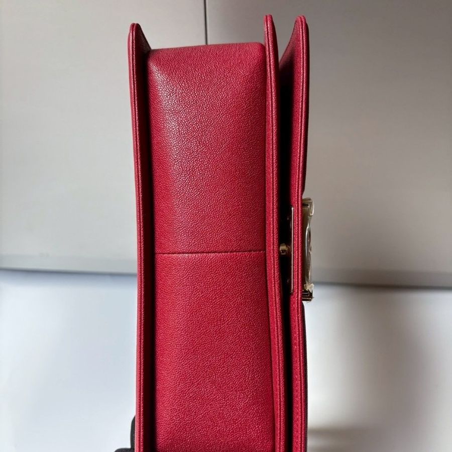 Chanel 金鍊紅色荔枝皮V格口蓋包 BOY 25-10