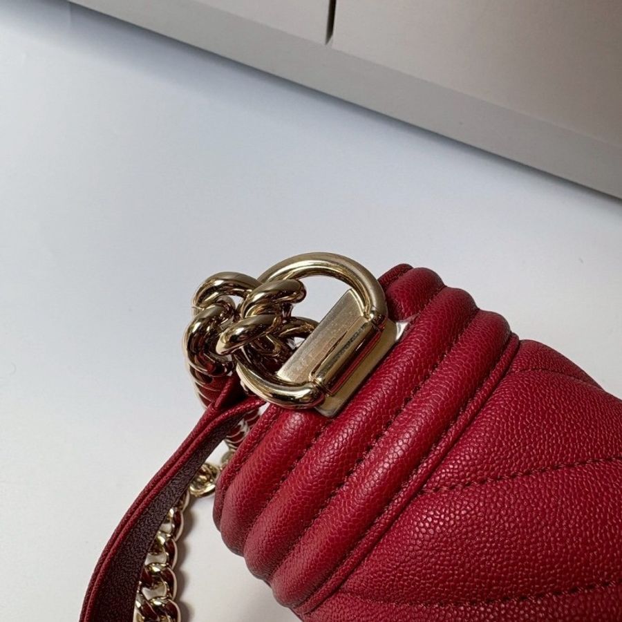 Chanel 金鍊紅色荔枝皮V格口蓋包 BOY 25-16