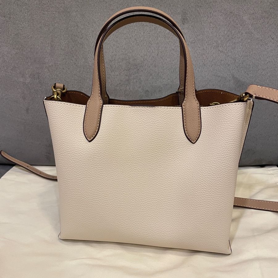 （全新品）COACH WILLOW金字LOGO撞色 荔枝紋牛皮 旋扣式 手提/斜背/托特包(白色x奶茶色)-1