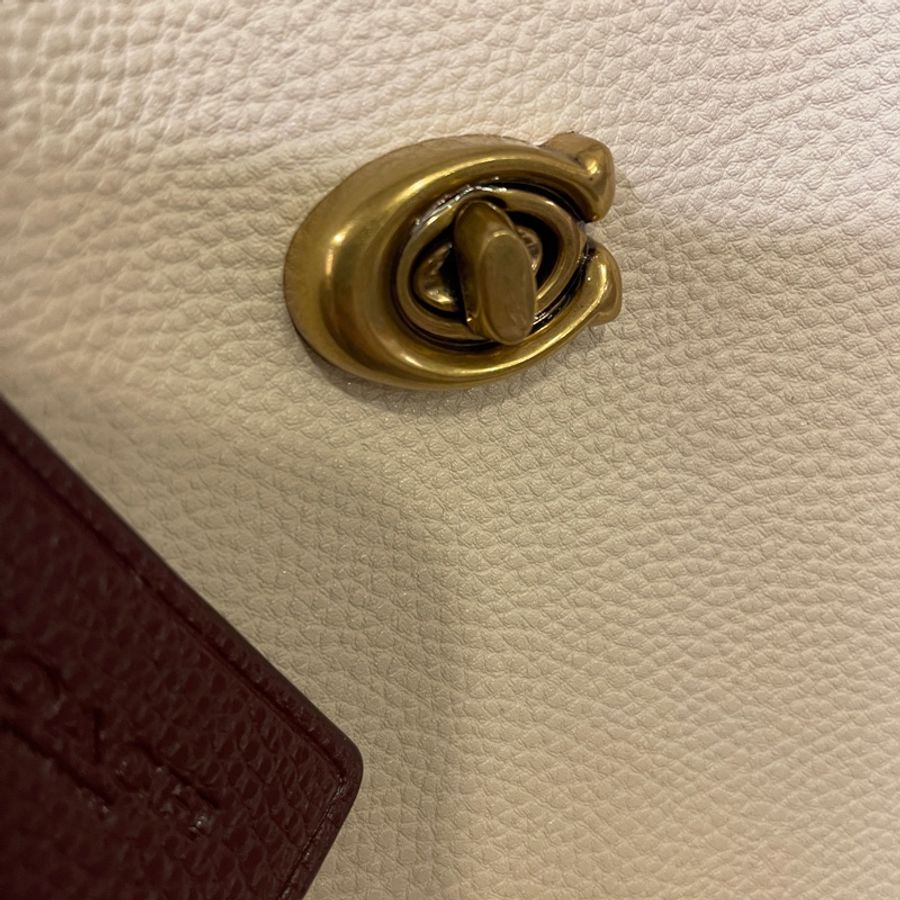 （全新品）COACH WILLOW金字LOGO撞色 荔枝紋牛皮 旋扣式 手提/斜背/托特包(白色x奶茶色)-9