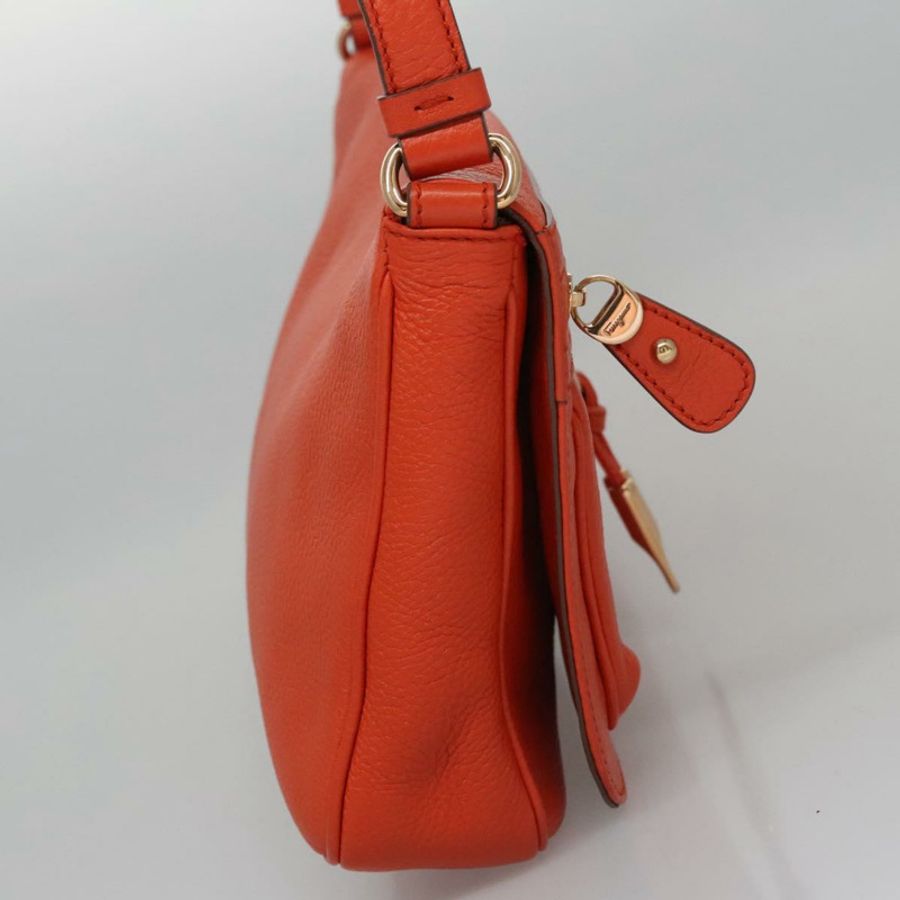【日本直送】Salvatore Ferragamo Gancini 橘色皮革肩背包 正品 113031-3