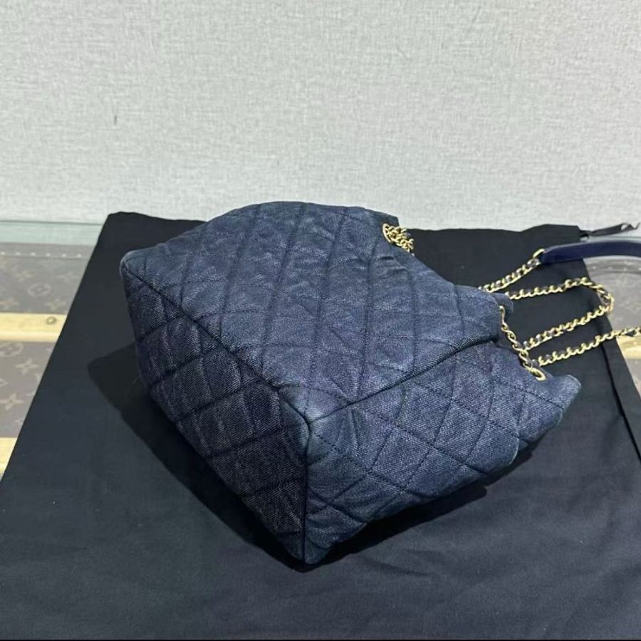 ✨CHANEL 牛仔金扣抽繩水桶包 19*22*12  98新配件塵袋-2