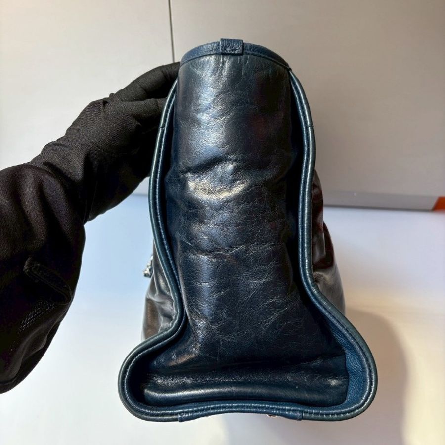 Chanel 銀鍊深藍油蠟皮托特包 購物包-4