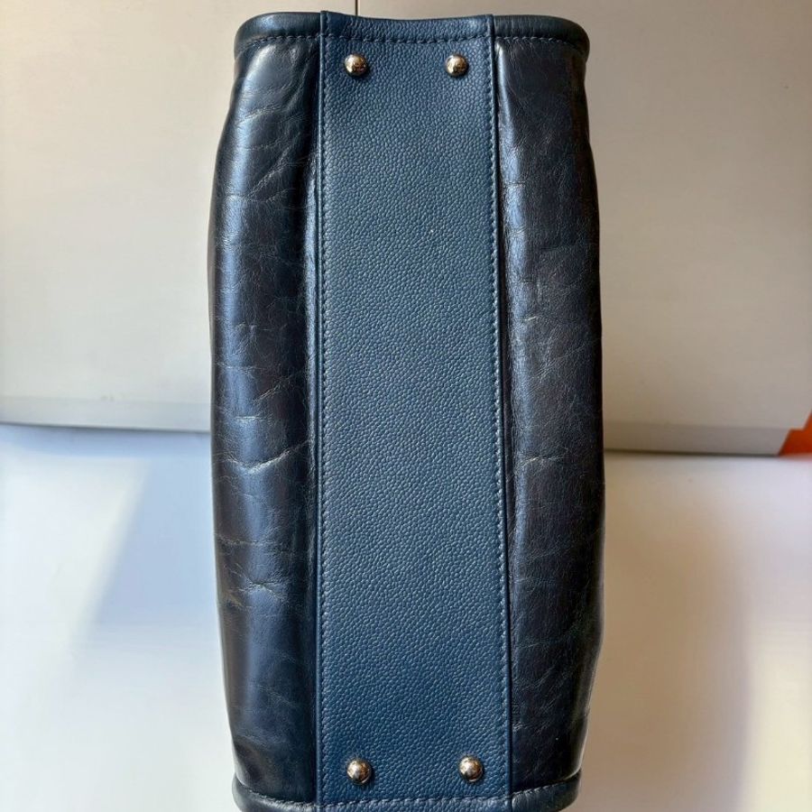 Chanel 銀鍊深藍油蠟皮托特包 購物包-6