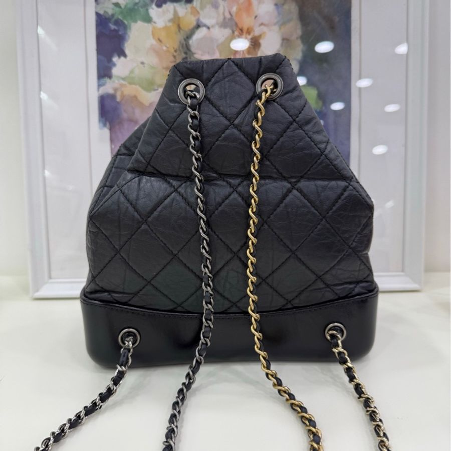 Chanel香奈兒芯片款黑色流浪雙肩包, 23年芯片 有單 金銀鴛鴦鏈條,經典菱格紋設計,尺寸22*23,内里紅色-2