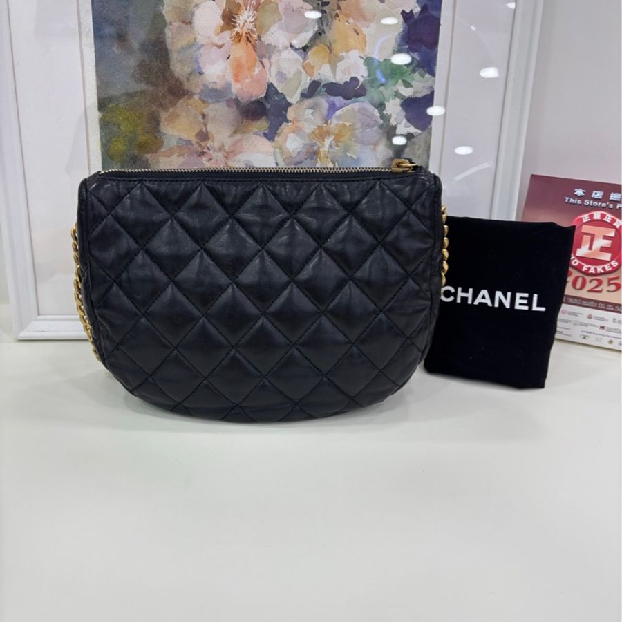 Chanel 香奈兒22K黑金小金柱調節扣hobo,半月腋下包斜挎包,鏈條可以調節斜挎,有点小設計,看似簡單,上身好看成色很好,尺寸23*17-1
