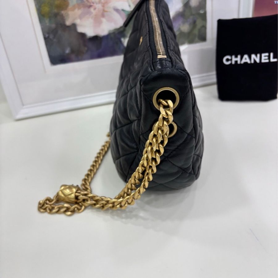 Chanel 香奈兒22K黑金小金柱調節扣hobo,半月腋下包斜挎包,鏈條可以調節斜挎,有点小設計,看似簡單,上身好看成色很好,尺寸23*17-2