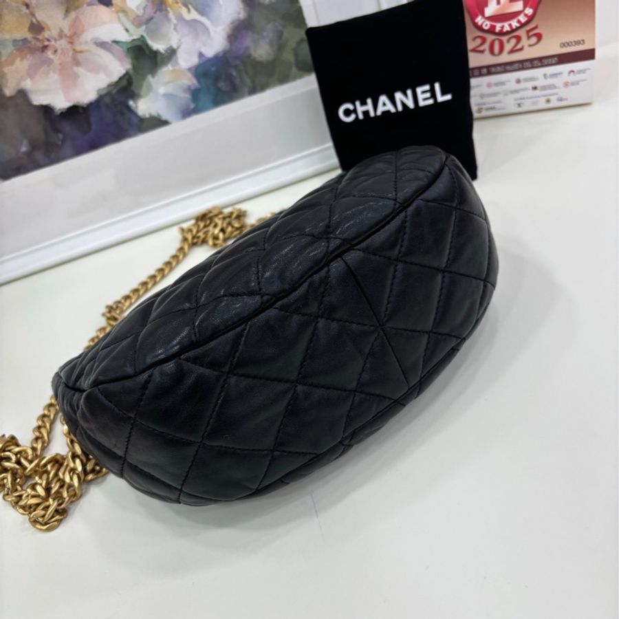 Chanel 香奈兒22K黑金小金柱調節扣hobo,半月腋下包斜挎包,鏈條可以調節斜挎,有点小設計,看似簡單,上身好看成色很好,尺寸23*17-4