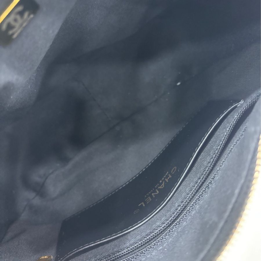 Chanel 香奈兒22K黑金小金柱調節扣hobo,半月腋下包斜挎包,鏈條可以調節斜挎,有点小設計,看似簡單,上身好看成色很好,尺寸23*17-5