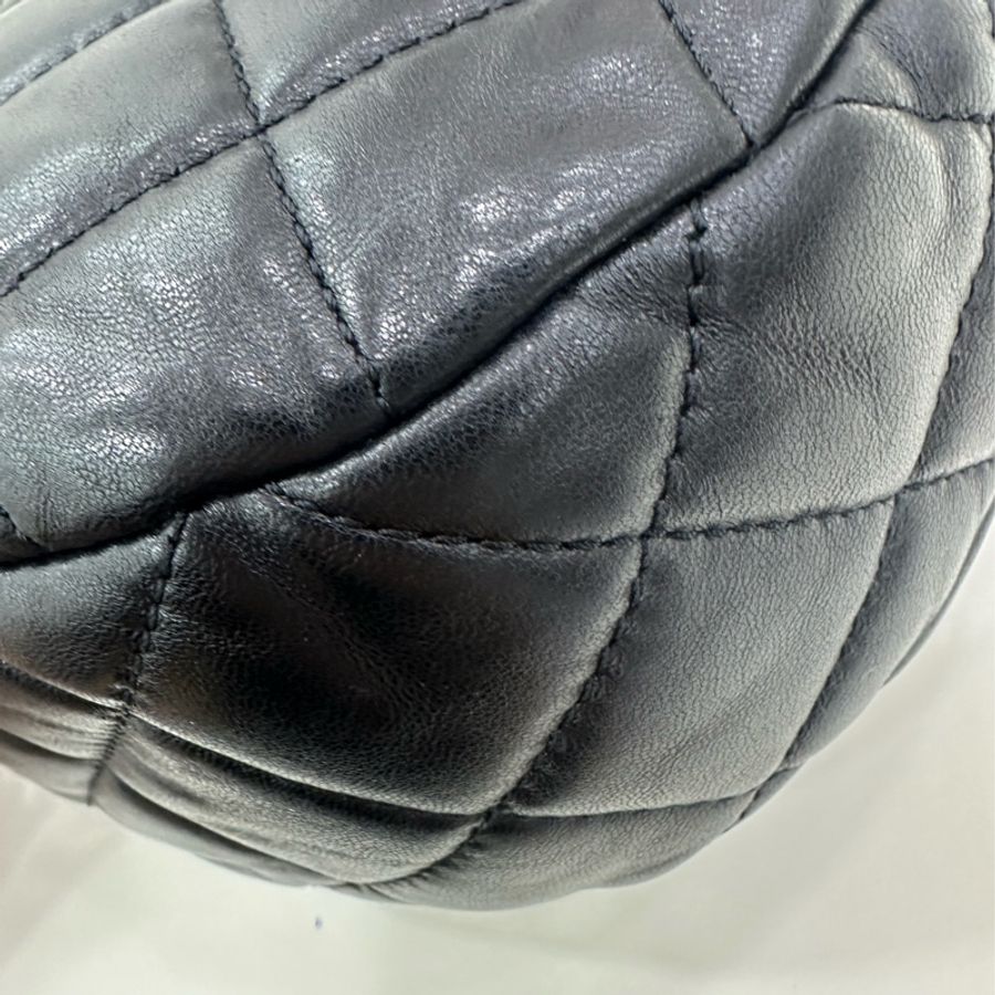 Chanel 香奈兒22K黑金小金柱調節扣hobo,半月腋下包斜挎包,鏈條可以調節斜挎,有点小設計,看似簡單,上身好看成色很好,尺寸23*17-9