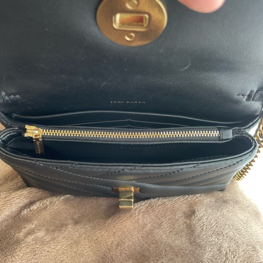 TORY BURCH Kira絎縫皮革金鍊帶斜背包(黑色)-8