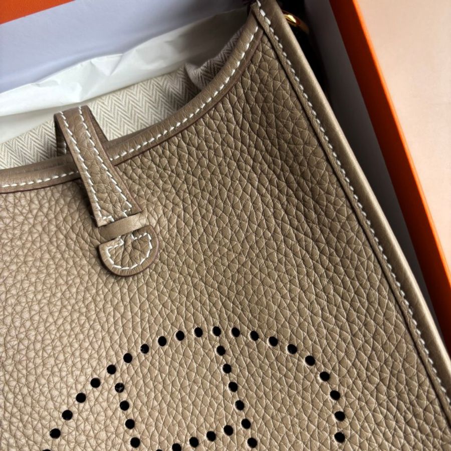 ::HERMÈS:: mini evelyne 大象灰x金 藍織帶背帶 斜背包-4