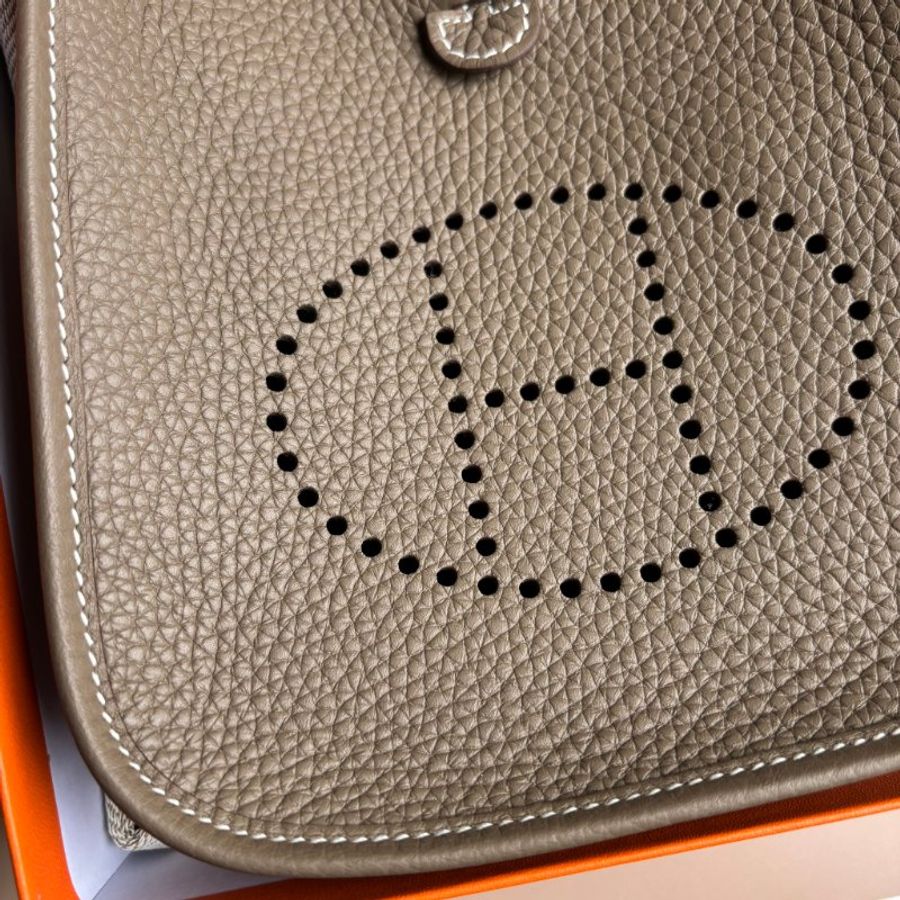 ::HERMÈS:: mini evelyne 大象灰x金 藍織帶背帶 斜背包-6