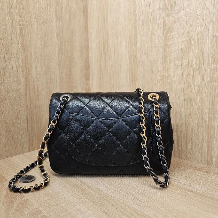 [限量美品☺️] Chanel 黑羊皮徽章髮夾皮穿鏈口蓋包-1