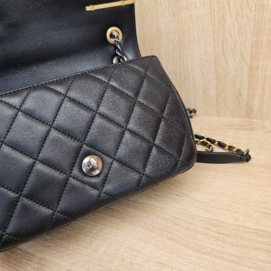 [限量美品☺️] Chanel 黑羊皮徽章髮夾皮穿鏈口蓋包-13