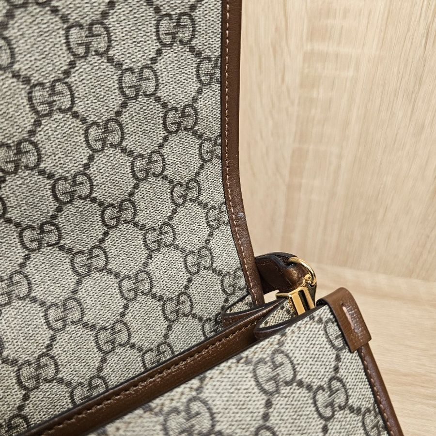 [高CP必買耐看包❣️] Gucci 咖色Interlocking Mini斜背包-11