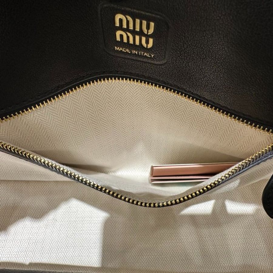 🎁夏季折扣🎁Miu Miu 5BG310 大款納帕軟皮Aventure包 黑色-9