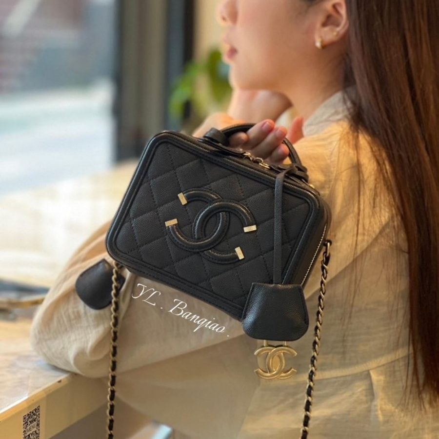Chanel vanity case黑金粒紋牛皮大C logo化妝箱小號鏈包17cm-1