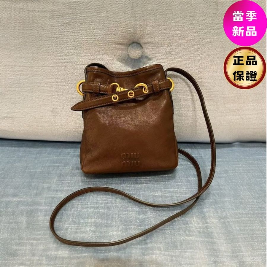🛫早秋當季新品🛬Miu Miu 5NR461 小款納帕軟皮Aventure水桶包 石楠木色-0