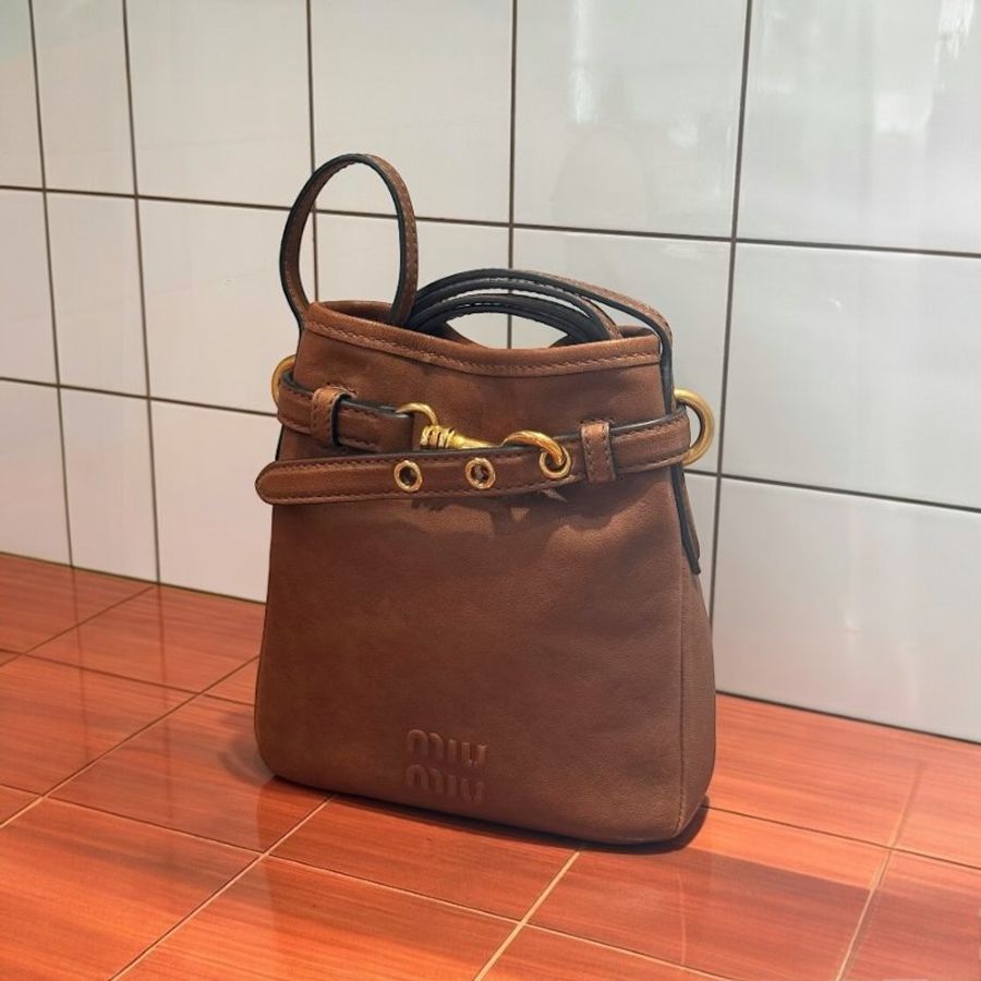 🛫早秋當季新品🛬Miu Miu 5NR461 小款納帕軟皮Aventure水桶包 石楠木色-1