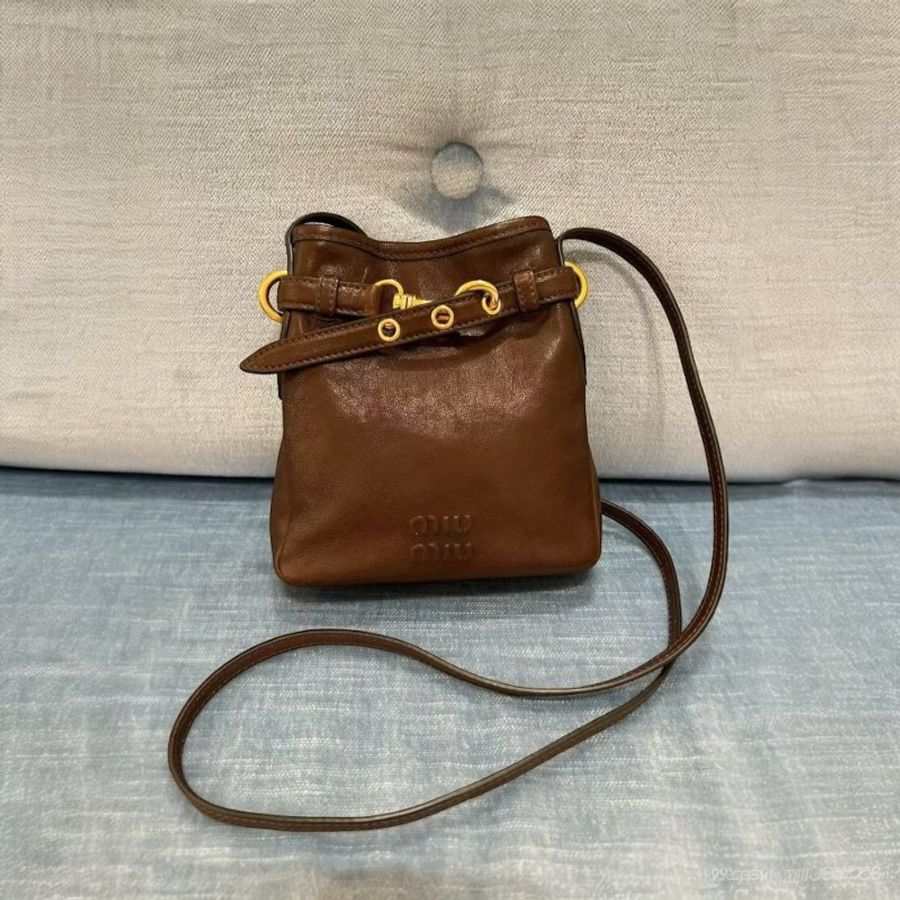 🛫早秋當季新品🛬Miu Miu 5NR461 小款納帕軟皮Aventure水桶包 石楠木色-3