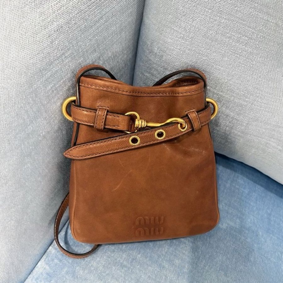 🛫早秋當季新品🛬Miu Miu 5NR461 小款納帕軟皮Aventure水桶包 橡木色-5
