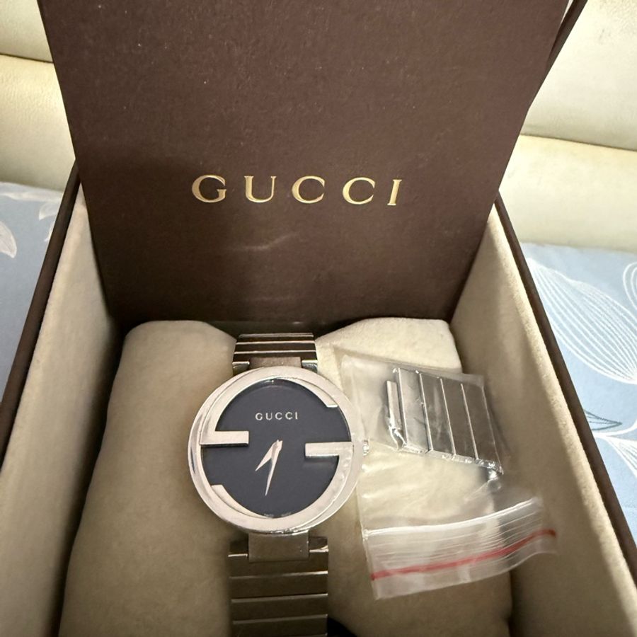 Gucci G 互扣式黑色錶盤銀色鋼帶女錶 - YA133307-3