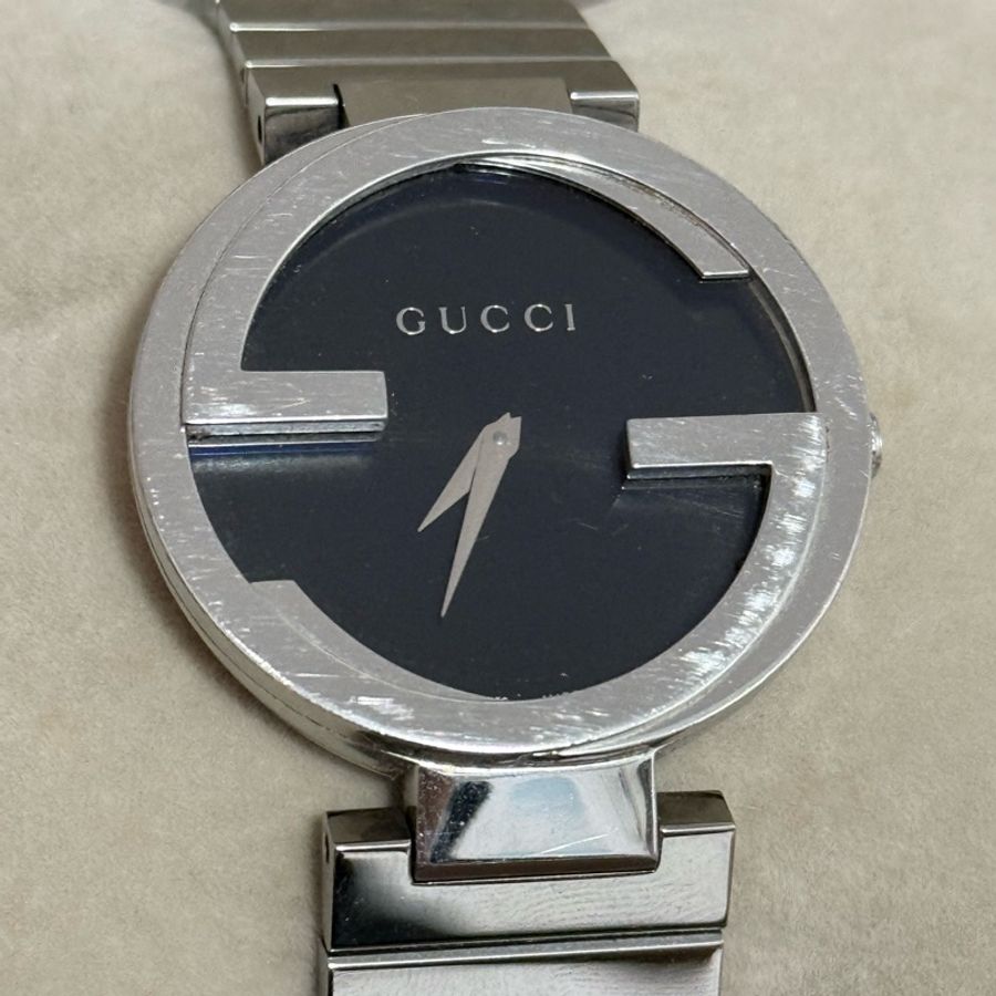 Gucci G 互扣式黑色錶盤銀色鋼帶女錶 - YA133307-6