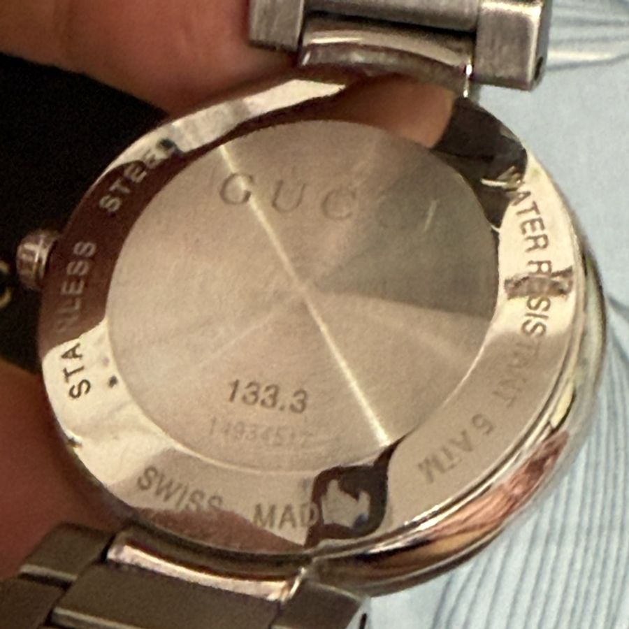 Gucci G 互扣式黑色錶盤銀色鋼帶女錶 - YA133307-8