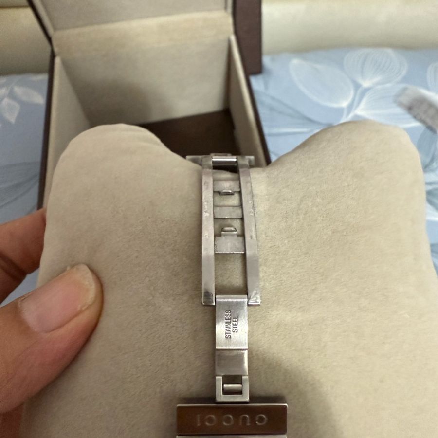 Gucci G 互扣式黑色錶盤銀色鋼帶女錶 - YA133307-9