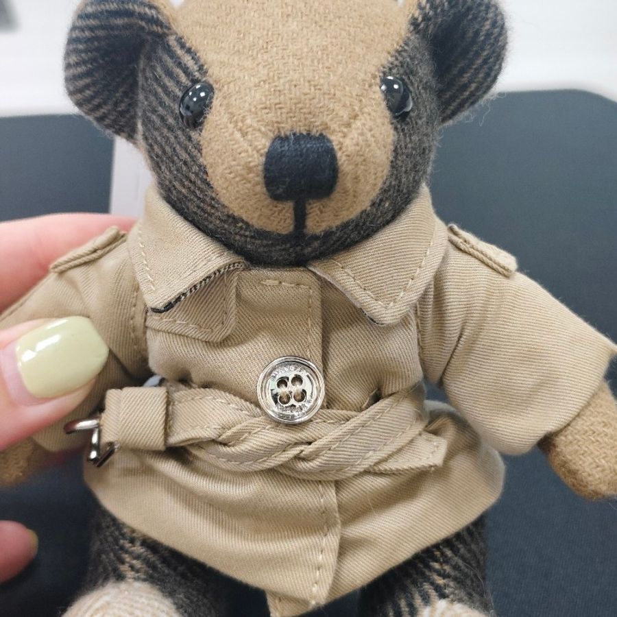 Burberry thomas泰迪熊風衣造型吊飾鑰匙圈(經典米色)-1