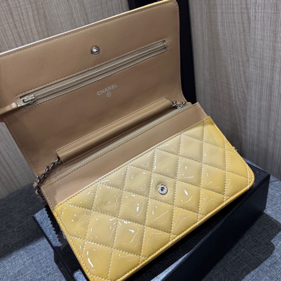 Chanel woc 鵝黃色亮面漆皮銀鍊斜背包 晚宴包-10