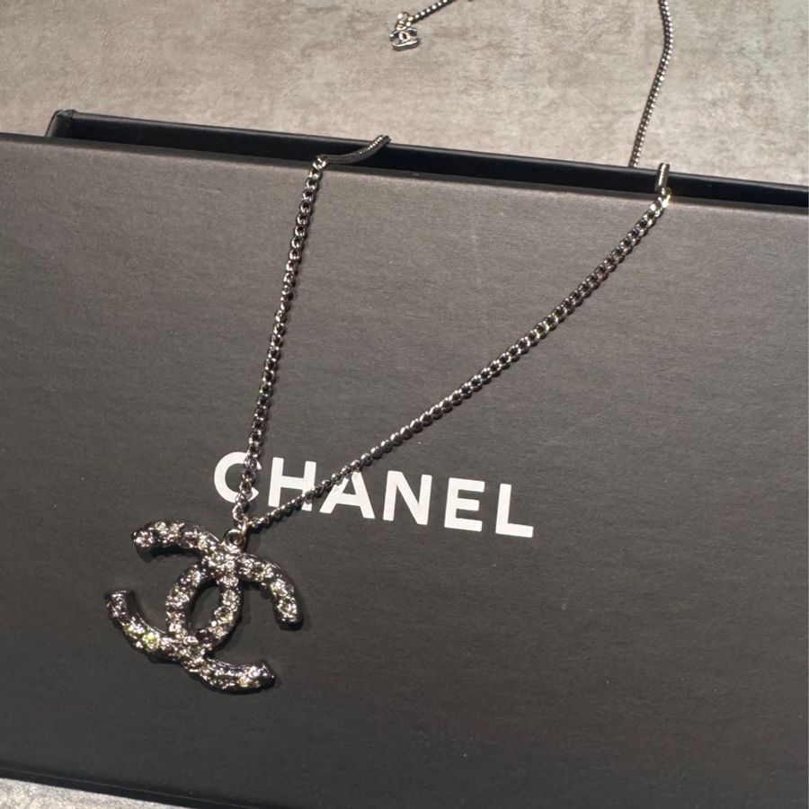 香奈兒Chanel 黑銀配色水鑽so black大logo雙C熔岩項鍊-0
