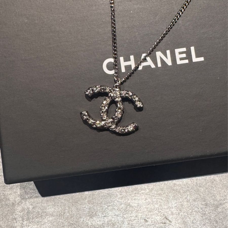 香奈兒Chanel 黑銀配色水鑽so black大logo雙C熔岩項鍊-3
