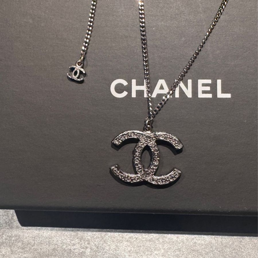 香奈兒Chanel 黑銀配色水鑽so black大logo雙C熔岩項鍊-5