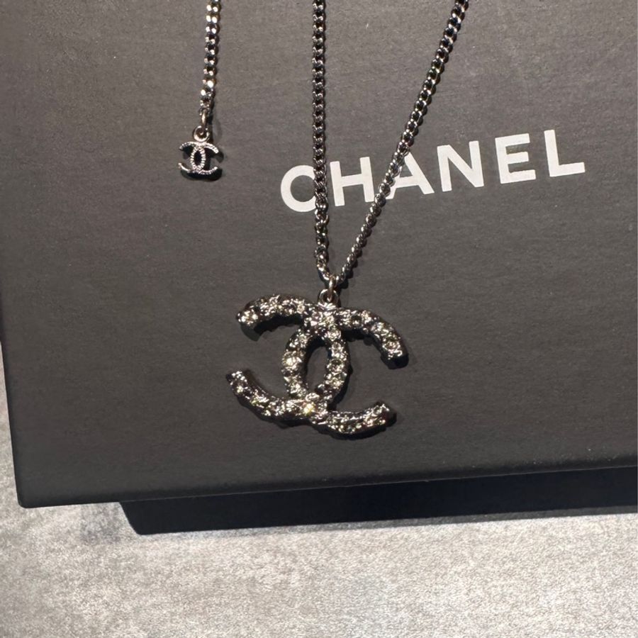 香奈兒Chanel 黑銀配色水鑽so black大logo雙C熔岩項鍊-6