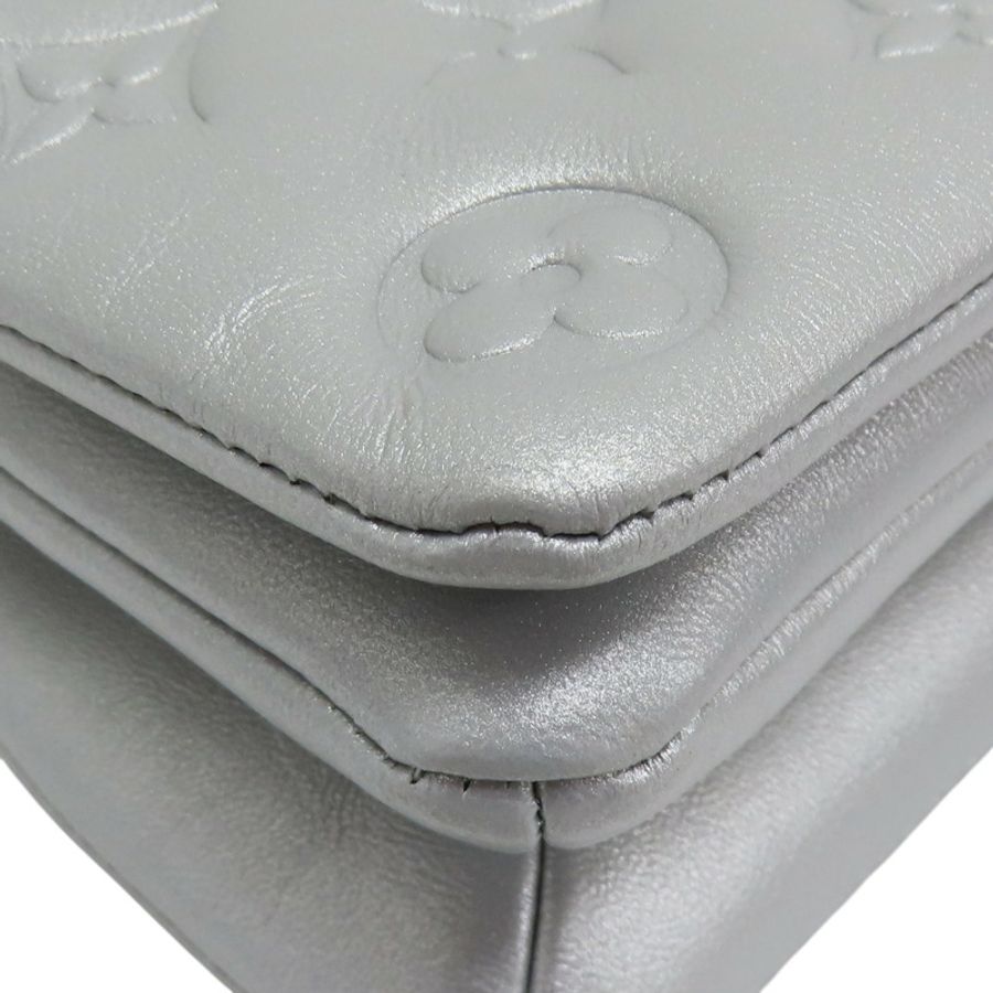 銀色 原花壓紋羊皮 Pochette Coussin 肩背包【LOUIS VUITTON LV 路易威登】 M82017-10