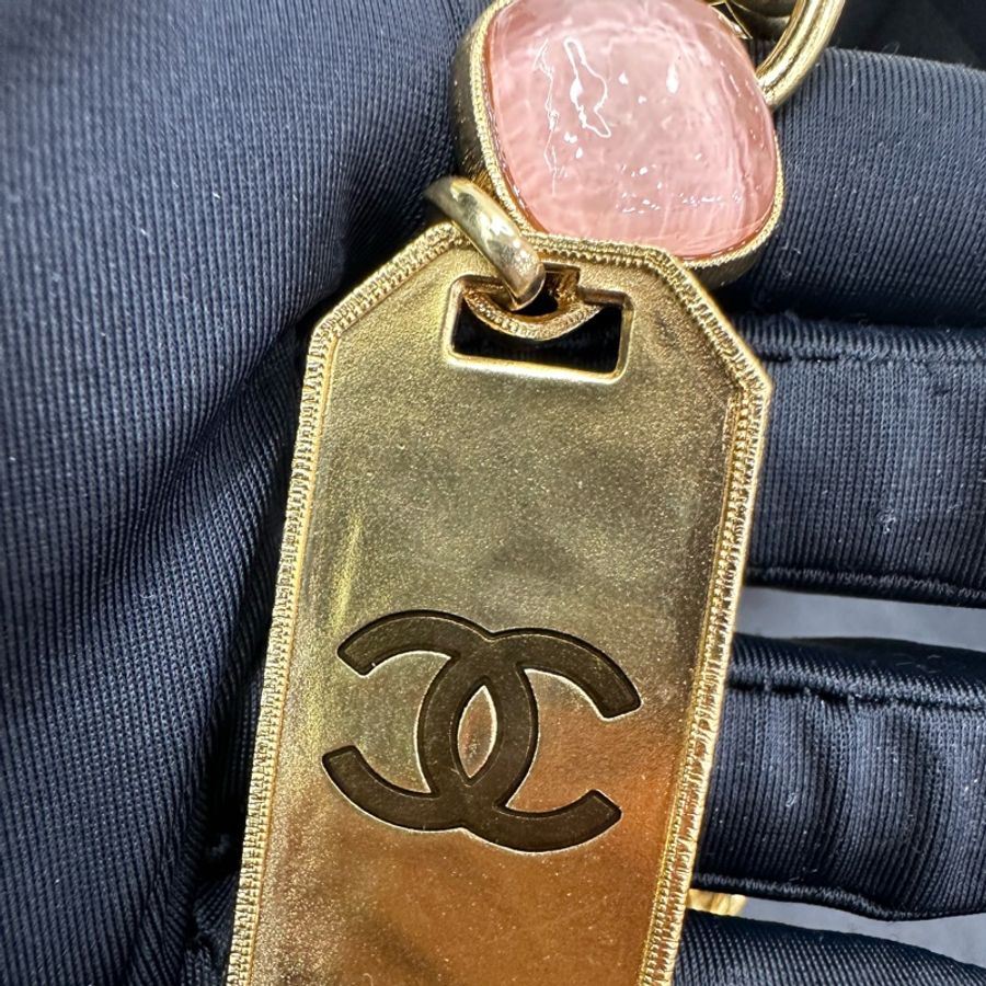 Chanel粉色琉璃金属吊牌長項鍊 金色与粉色的搭配太美了-5