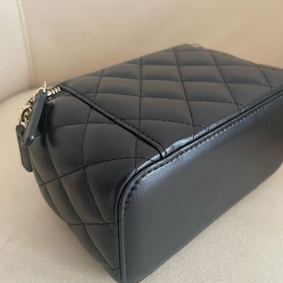 Chanel 黑色羊皮金扣 化妝盒兩用包-4