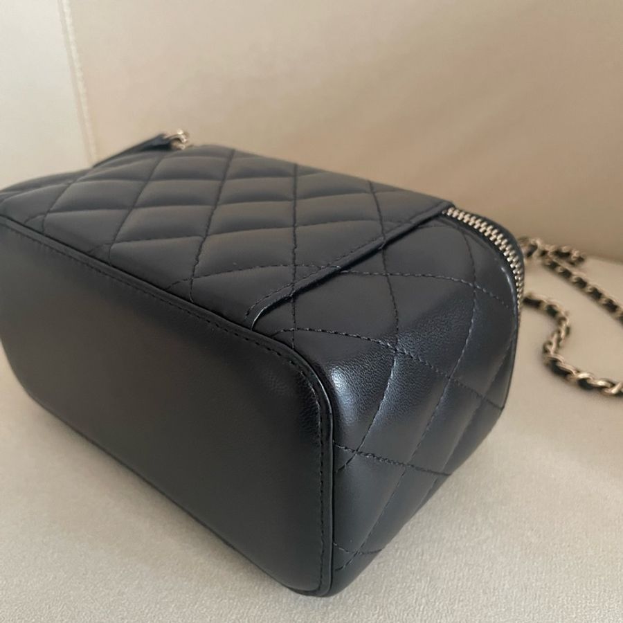 Chanel 黑色羊皮金扣 化妝盒兩用包-5
